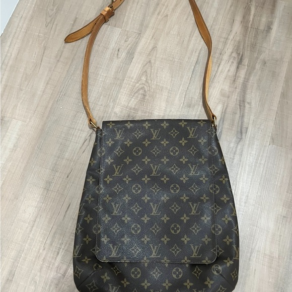 Authentic Louis Vuitton Musette bag gently used - Picture 11 of 11